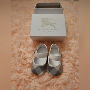 Burberry baby beige classic shoes